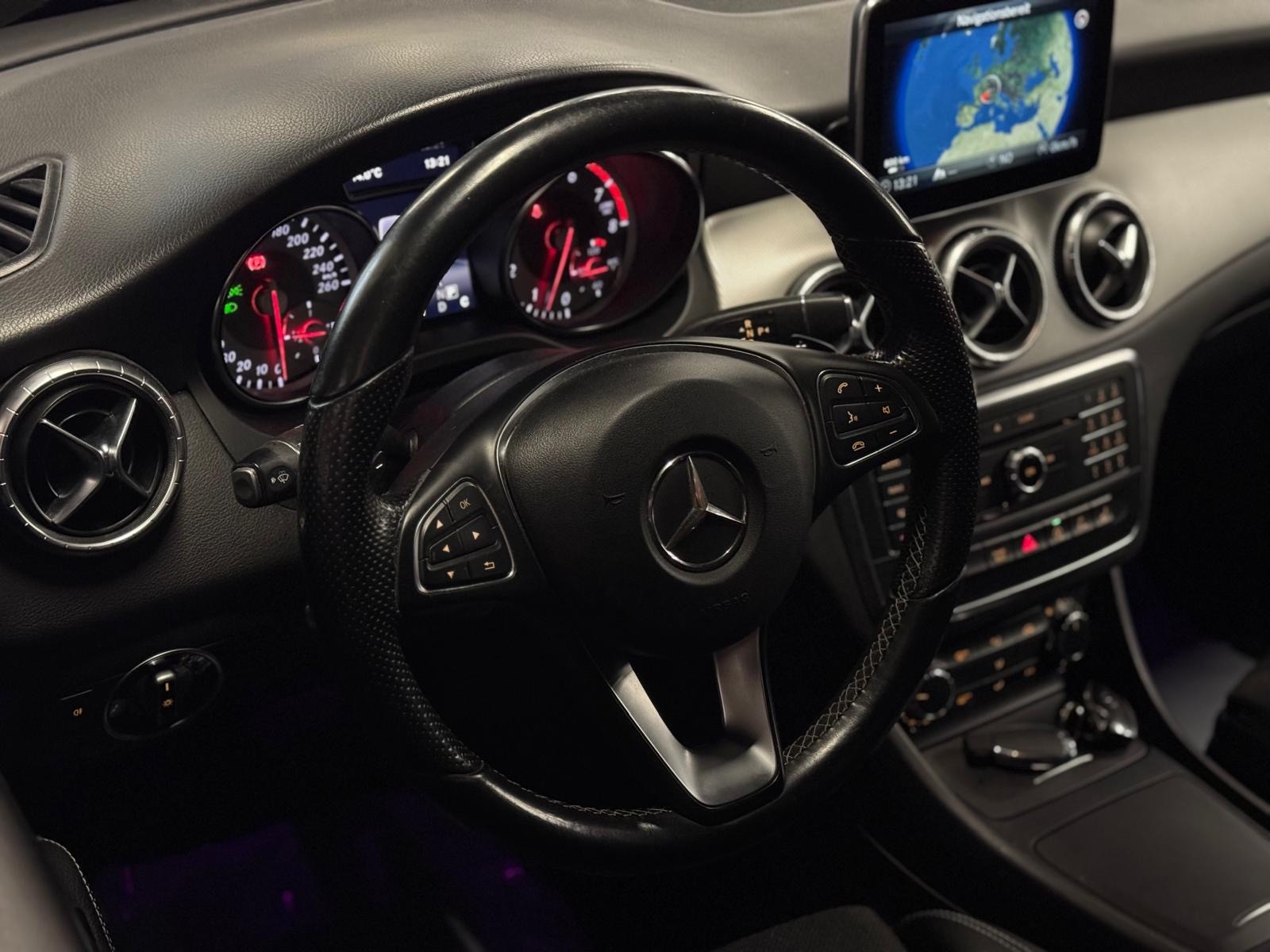 MERCEDES-BENZ CLA 200 Night Star 7G-DCT